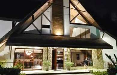 Imagem: A casa em condomínio possui 4 Dormitórios, 5 Banheiros, 2