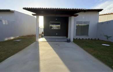 Imagem: A casa possui 2 Dormitórios, 2 Banheiros, 2 Vagas na garagem