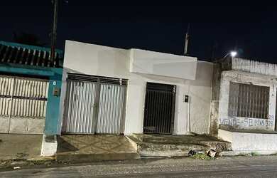 Imagem: A casa possui 2 Dormitórios, 1 Banheiro, 1 Vaga na garagem