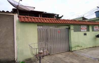 Imagem: A casa possui 2 Banheiros, 4 Vagas na garagem, Varanda e está