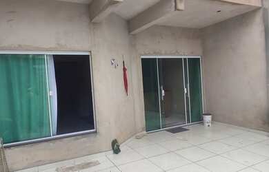 Imagem: A casa possui 5 Dormitórios, 2 Banheiros, 2 Vagas na garagem