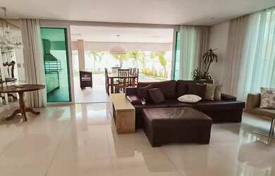 Imagem: A casa possui 4 Dormitórios, 5 Banheiros, 4 Vagas na garagem