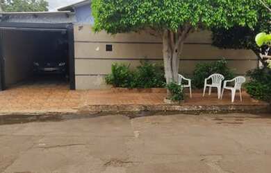 Imagem: A casa possui 4 Dormitórios, 3 Banheiros, 200m² de Área e