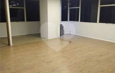 Imagem: O depósito possui 2 Vagas na garagem e 160m² de Área e está