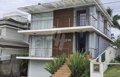 Imagem: A casa possui 3 Dormitórios, 2 Banheiros, 4 Vagas na garagem