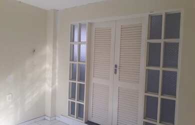 Imagem: A casa possui 3 Dormitórios e 2 Banheiros e está localizado