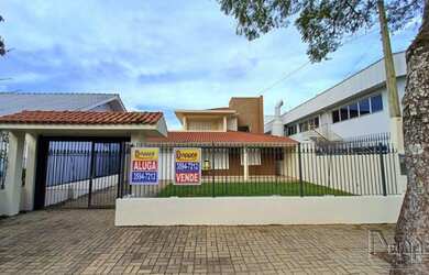 Imagem: A casa possui 4 Dormitórios, 2 Banheiros, 1 Vaga na garagem