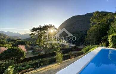 Imagem: A casa possui 3 Dormitórios, 4 Banheiros, 2 Vagas na garagem