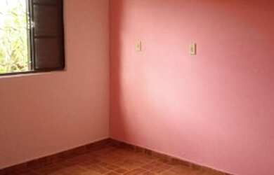 Imagem: A casa possui 2 Dormitórios, 1 Banheiro, 1 Vaga na garagem