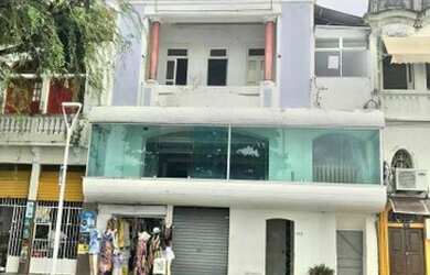 Imagem: O depósito possui 2 Vagas na garagem e 221m² de Área e está