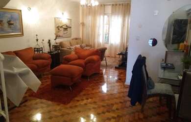 Imagem: A casa possui 3 Dormitórios, 4 Banheiros, 3 Vagas na garagem