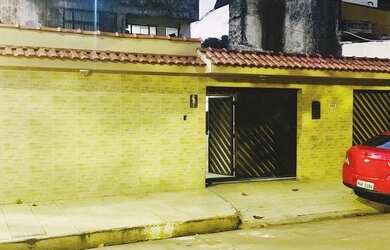 Imagem: A casa possui 3 Dormitórios, 4 Banheiros e 2 Vagas na garagem