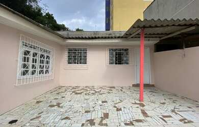 Imagem: A casa possui 2 Dormitórios, 1 Banheiro, 2 Vagas na garagem