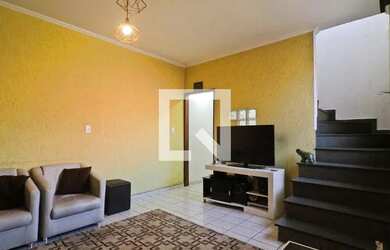 Imagem: A casa possui 3 Dormitórios, 2 Banheiros, 2 Vagas na garagem