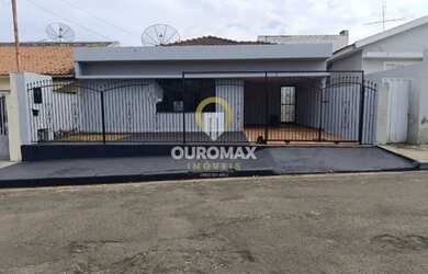 Imagem: A casa possui 3 Dormitórios, 2 Banheiros, 2 Vagas na garagem