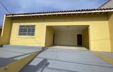 Imagem: A casa possui 3 Dormitórios, 2 Banheiros, 2 Vagas na garagem