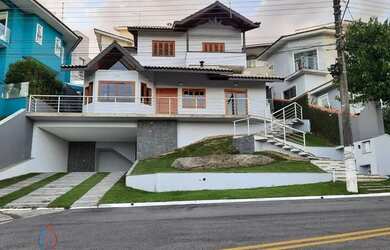 Imagem: A casa possui 4 Dormitórios, 5 Banheiros, 2 Vagas na garagem