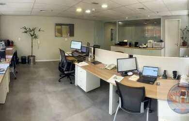 Imagem: O depósito possui 1 Vaga na garagem e 55m² de Área e está