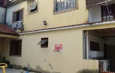 Imagem: A casa possui 3 Dormitórios, 2 Banheiros, 4 Vagas na garagem