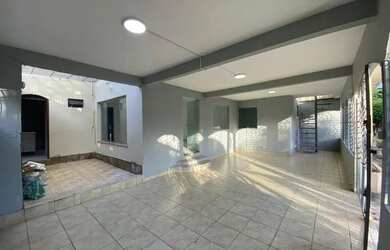 Imagem: A casa possui 4 Dormitórios, 5 Banheiros, 2 Vagas na garagem