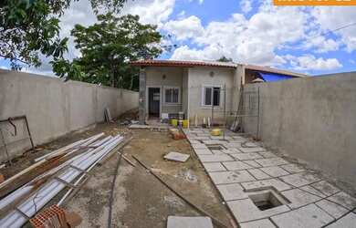 Imagem: A casa possui 3 Dormitórios, 2 Banheiros, 3 Vagas na garagem