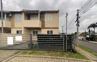 Imagem: A casa possui 2 Dormitórios, 1 Banheiro, 2 Vagas na garagem