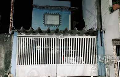 Imagem: A casa possui 1 Dormitório, 1 Banheiro, 1 Vaga na garagem e