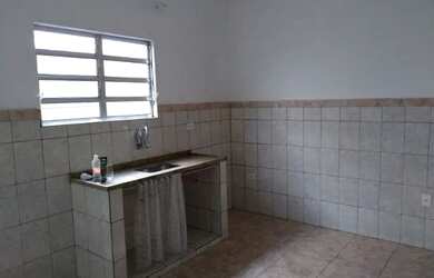 Imagem: A casa possui 1 Dormitório, 1 Banheiro, 1 Vaga na garagem