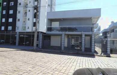 Imagem: A casa possui 3 Dormitórios, 1 Banheiro, 2 Vagas na garagem