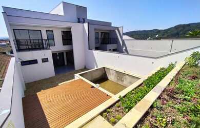 Imagem: A casa possui 3 Dormitórios, 3 Banheiros, 4 Vagas na garagem