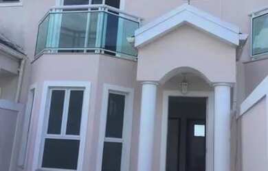 Imagem: A casa possui 2 Dormitórios, 2 Banheiros, 1 Vaga na garagem