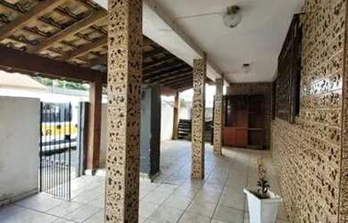 Imagem: A casa possui 3 Dormitórios, 1 Banheiro, 2 Vagas na garagem