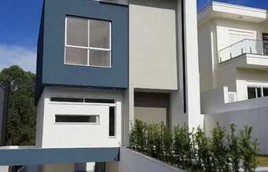 Imagem: A casa possui 4 Dormitórios, 5 Banheiros, 3 Vagas na garagem