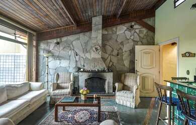 Imagem: A casa possui 4 Dormitórios, 3 Banheiros, 3 Vagas na garagem