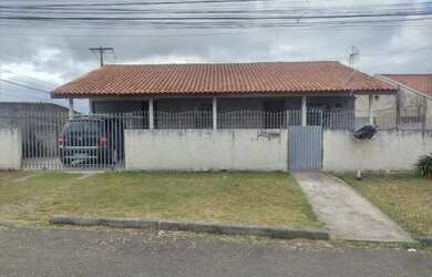 Imagem: A casa possui 3 Dormitórios, 1 Banheiro, 2 Vagas na garagem