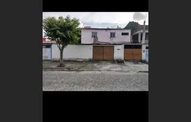 Imagem: A casa possui 3 Dormitórios, 2 Banheiros, 3 Vagas na garagem