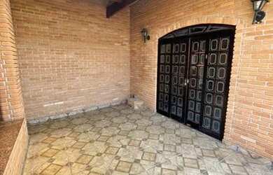 Imagem: A casa possui 3 Dormitórios, 2 Banheiros, 2 Vagas na garagem