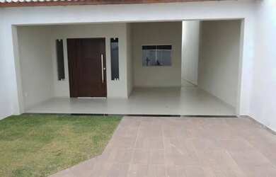 Imagem: A casa possui 3 Dormitórios, 2 Banheiros, 1 Vaga na garagem