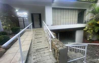 Imagem: A casa possui 4 Dormitórios, 4 Banheiros, 395m² de Área e