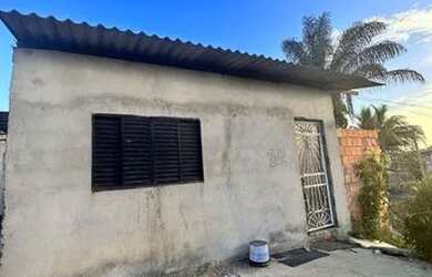 Imagem: A casa possui 1 Dormitório, 1 Banheiro, 1 Vaga na garagem