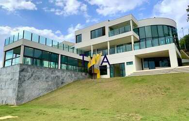 Imagem: A casa possui 5 Dormitórios, 5 Banheiros, 4 Vagas na garagem