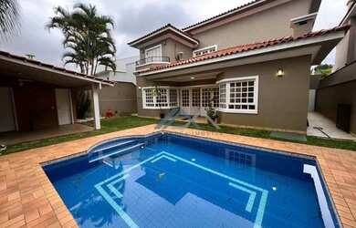 Imagem: A casa em condomínio possui 4 Dormitórios, 4 Banheiros, 4