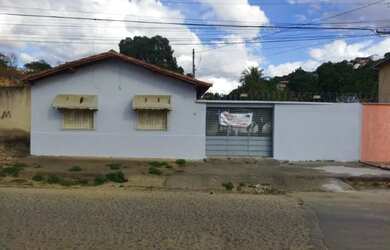 Imagem: A casa possui 4 Dormitórios, 2 Banheiros, 4 Vagas na garagem