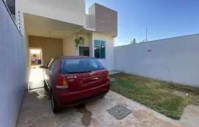 Imagem: A casa possui 3 Dormitórios, 2 Banheiros, 2 Vagas na garagem