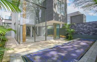 Imagem: A casa em condomínio possui 4 Dormitórios, 5 Banheiros, 5