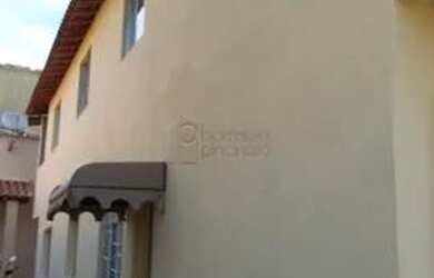 Imagem: A casa possui 2 Dormitórios, 1 Banheiro, 1 Vaga na garagem