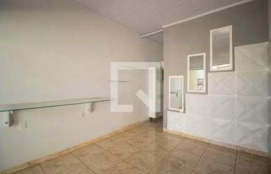 Imagem: A casa possui 2 Dormitórios, 1 Banheiro, 1 Vaga na garagem