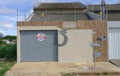 Imagem: A casa possui 3 Dormitórios, 2 Banheiros, 2 Vagas na garagem