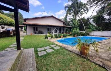 Imagem: A casa em condomínio possui 4 Dormitórios, 2 Banheiros, 350m²