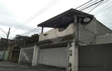 Imagem: A casa e possui 3 Dormitórios, Suítes, 3 Banheiros, 4 Vagas